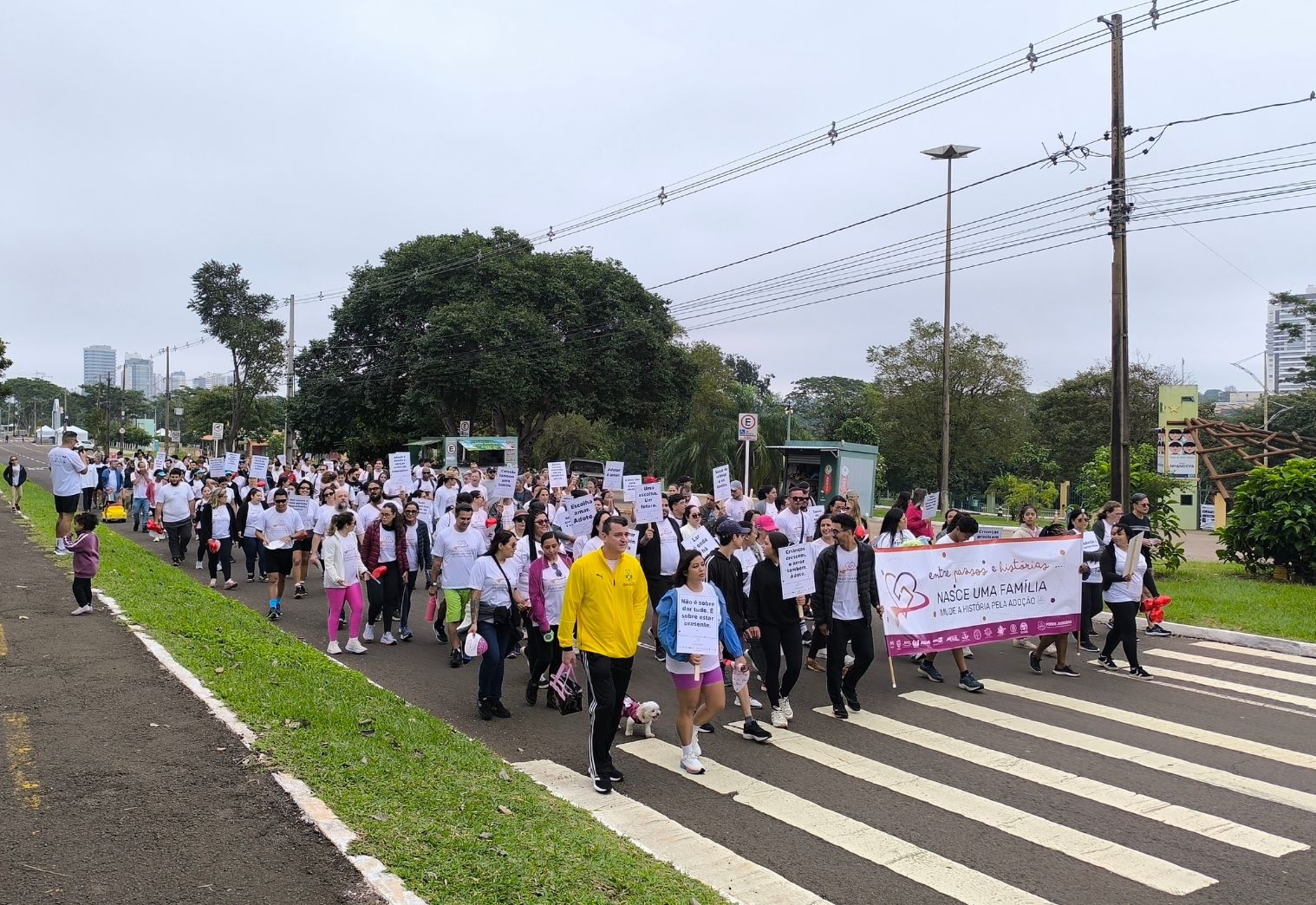 Defensoria Pública participa de caminhada em prol da adoção e destaca importância do vínculo afetivo