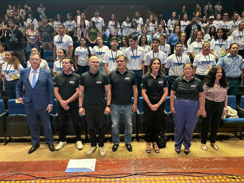 Dr Edson frente alunos no controle